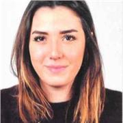 Studentessa universitaria offre aiuto compiti